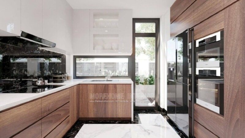 Trong ý tưởng trang trí không gian phòng bếp biệt thự hiện đại, vật liệu ốp bếp được ưu tiên bởi vì nấu nướng sẽ gây ra nhiều vết bẩn dầu mỡ nếu không được lau sạch. Để khắc phục điều đó, kính ốp bếp hoặc đá ốp bếp là lựa chọn tốt nhất. Tuy nhiên, nếu có điều kiện, đá ốp bếp nhân tạo màu đen trắng như trong mẫu thiết kế nội thất phòng bếp trong đây sẽ là lựa chọn tuyệt vời.